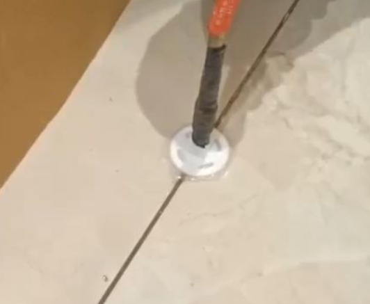 岑溪瓷砖空鼓维修公司专业解答瓷砖在铺贴过程中，如果没有涂抹均匀到位的粘结材料（如水泥砂浆或瓷砖胶），可能会导致以下问题
