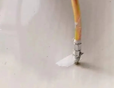 岑溪瓷砖空鼓维修公司专业解答在瓷砖铺贴过程中，如果使用的砂料过粗（如全部使用了粗砂），可能会导致以下问题